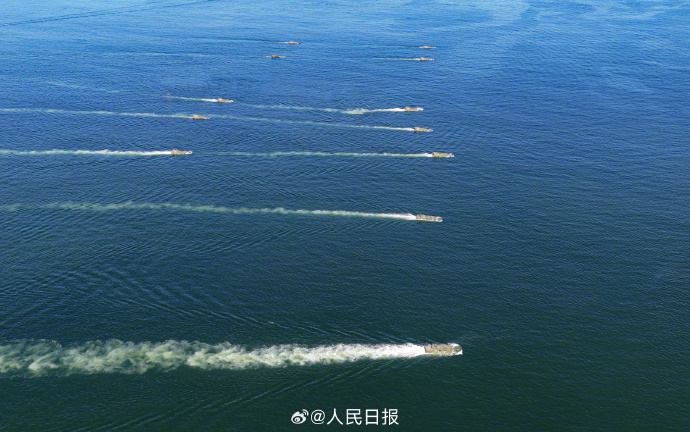 东部战区陆军某旅进行装甲部队海上驾驶技能训练活动