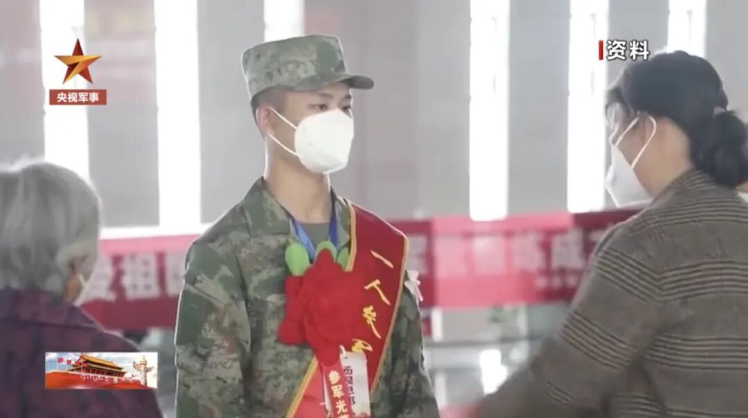 肖荣基携带肖思远亮相九三阅兵活动，共同见证壮丽军姿！