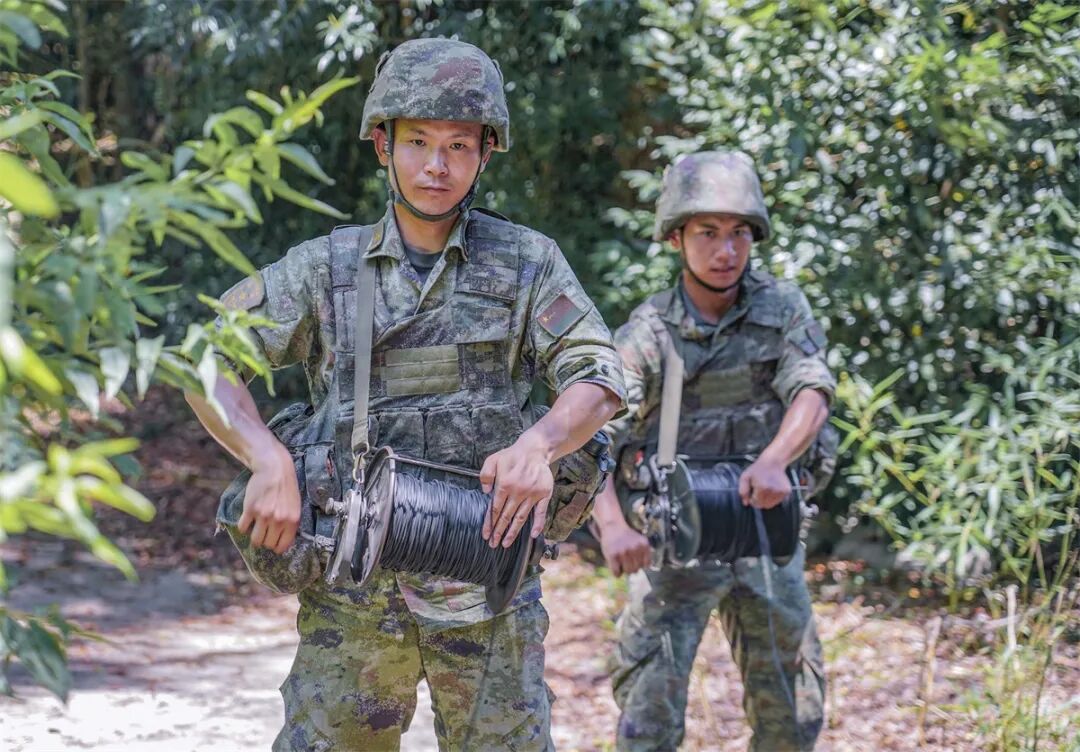 敌情迅速逼近，东部战区陆军某旅官兵快速反应开展通信演练