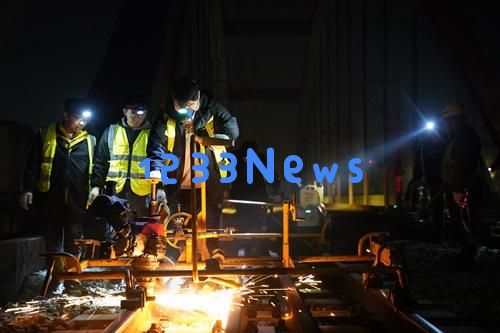 南唐联络线唐村线路所接触网开始送电，标志着项目迈出重要一步