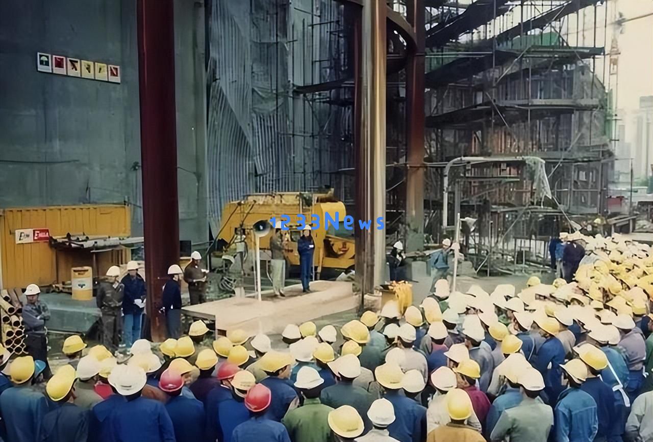 他逃避警方追捕16年，利用赃款娶四位美丽妻子并生育12个孩子，被捕时身价高达数亿