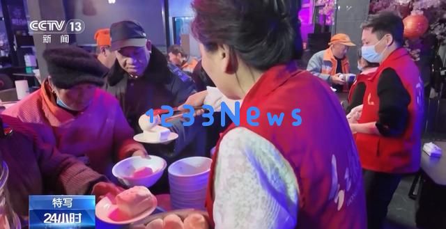 浙江宁波志愿者持续十年关爱环卫工人传递温暖的爱心早餐活动