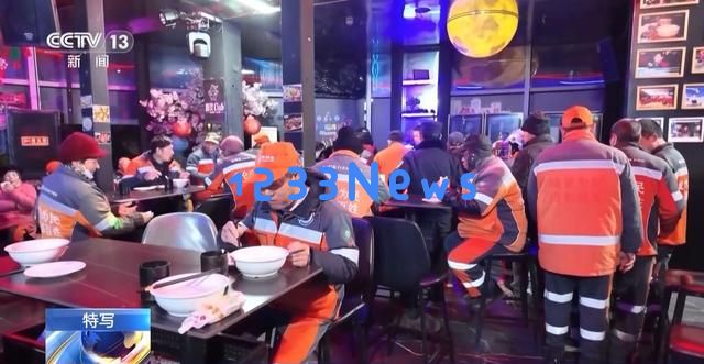 浙江宁波志愿者持续十年关爱环卫工人传递温暖的爱心早餐活动