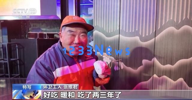 浙江宁波志愿者持续十年关爱环卫工人传递温暖的爱心早餐活动