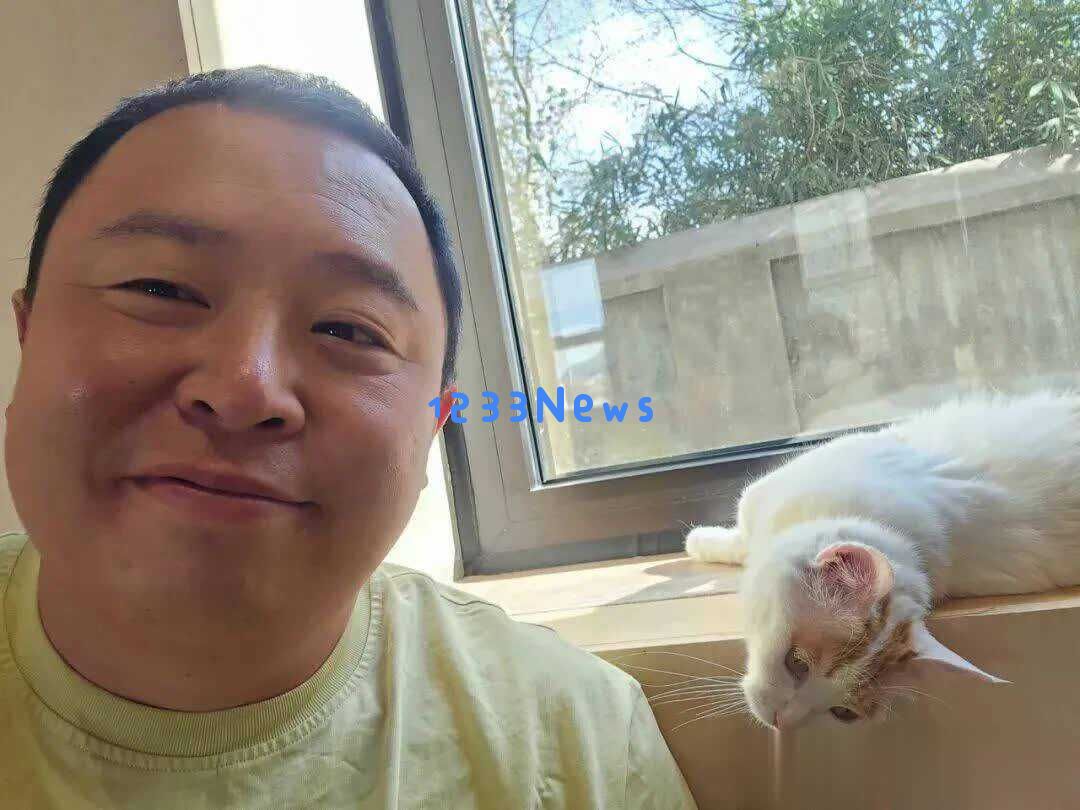 相声演员阎鹤祥喜迎新生，分享三口之家幸福合影庆祝“今天是个特别的日子”