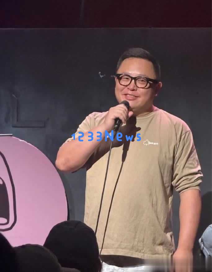 相声演员阎鹤祥喜迎新生，分享三口之家幸福合影庆祝“今天是个特别的日子”