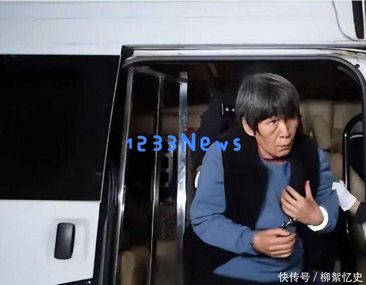 人贩子余华英被捕前的恐怖眼神：前一天穿粉色外套、佩戴金项链在街头游荡