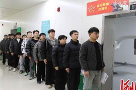 邢台市威县组织应征大学生集中进行体检，确保征兵工作的顺利开展