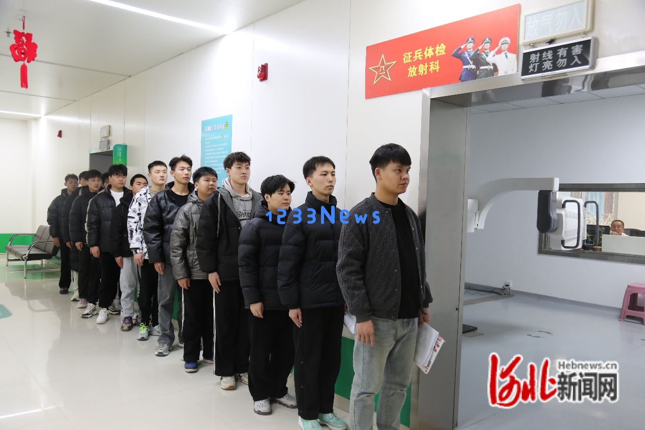 邢台市威县组织应征大学生集中进行体检，确保征兵工作的顺利开展