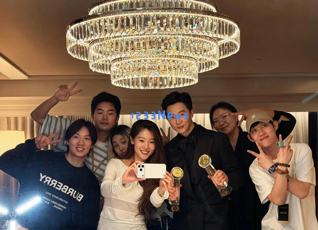 黄轩与高学历女友合作拍戏，长白山温暖游玩照曝光，两人甜蜜相恋已达五年