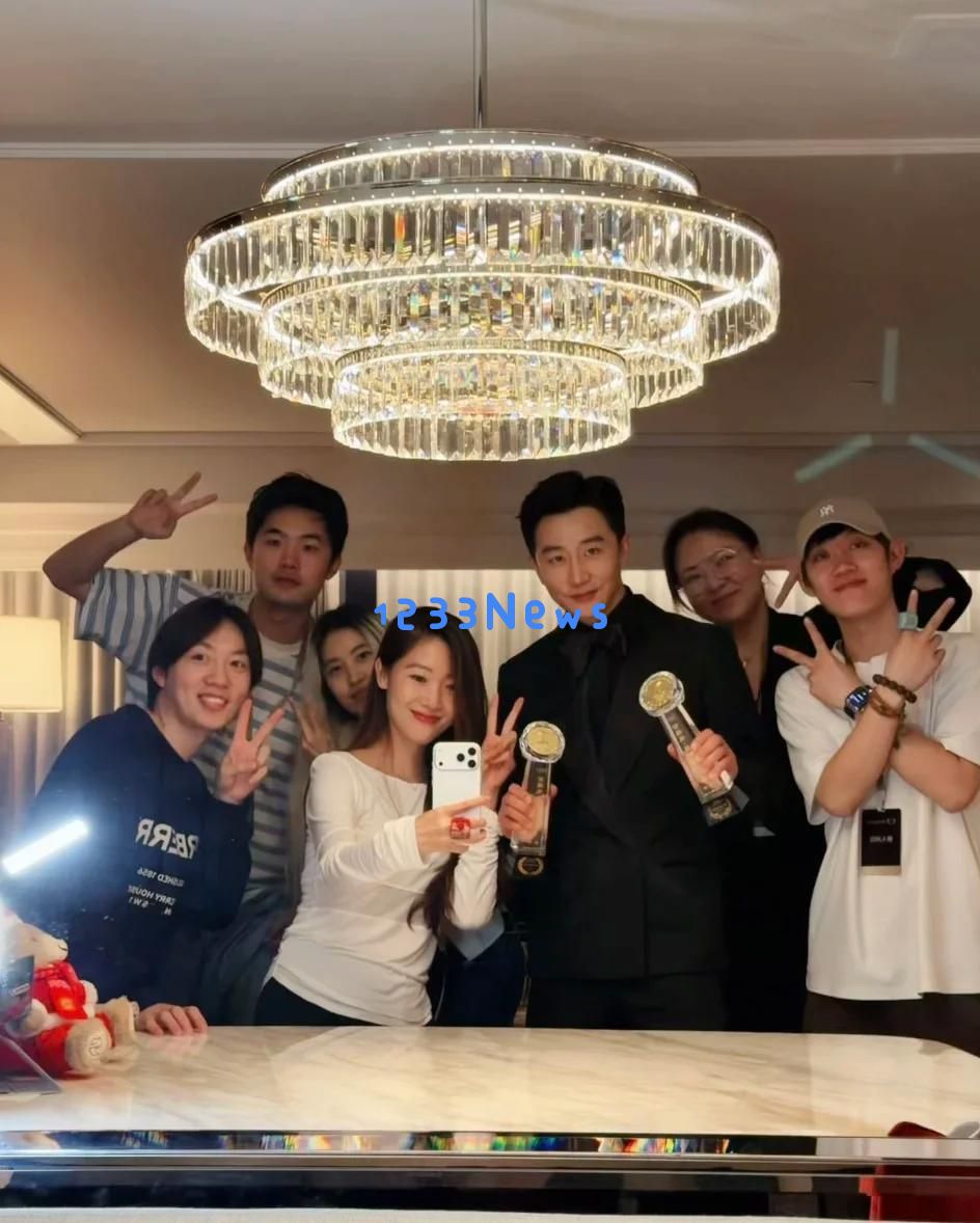 黄轩与高学历女友合作拍戏，长白山温暖游玩照曝光，两人甜蜜相恋已达五年