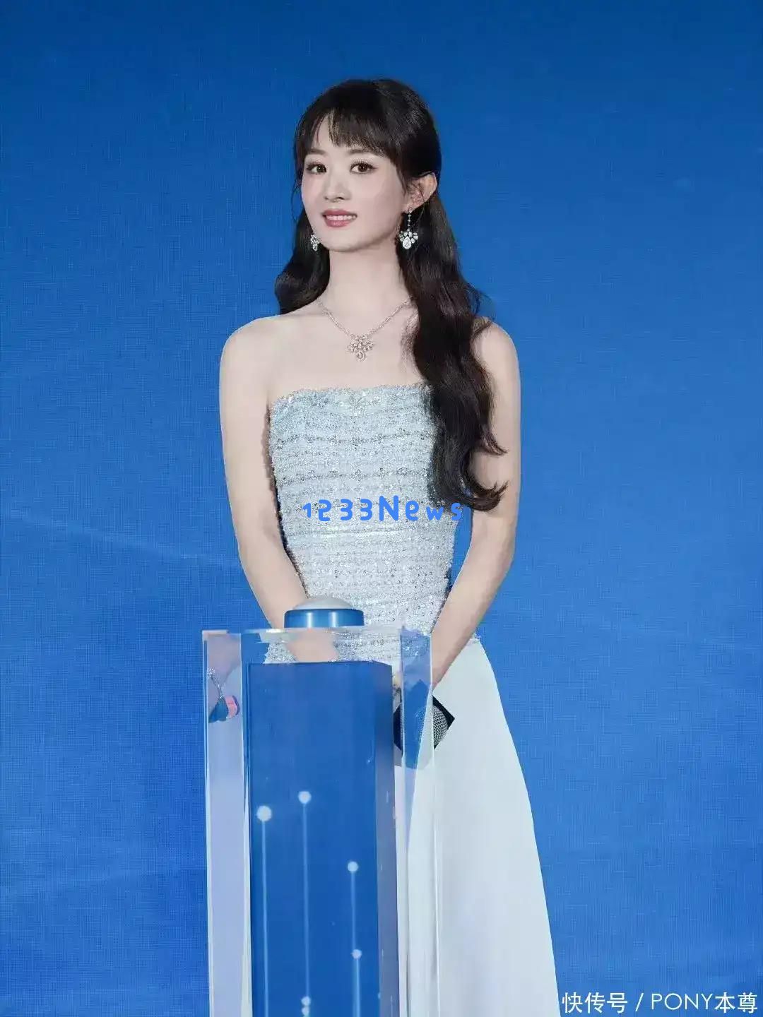 杨幂与赵丽颖活动现场照片引热议！一身红裙一身蓝裙，各有独特魅力展现