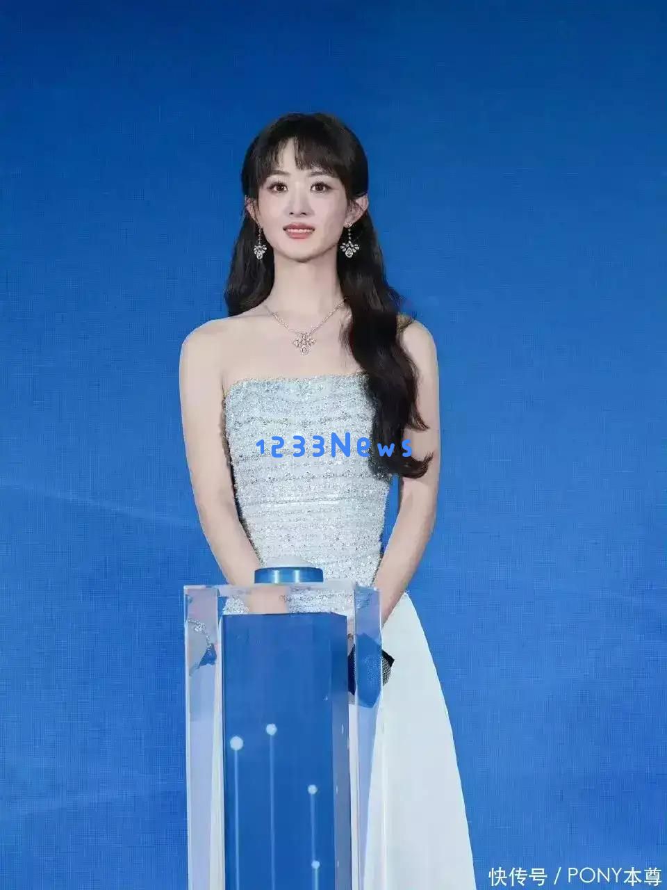 杨幂与赵丽颖活动现场照片引热议！一身红裙一身蓝裙，各有独特魅力展现