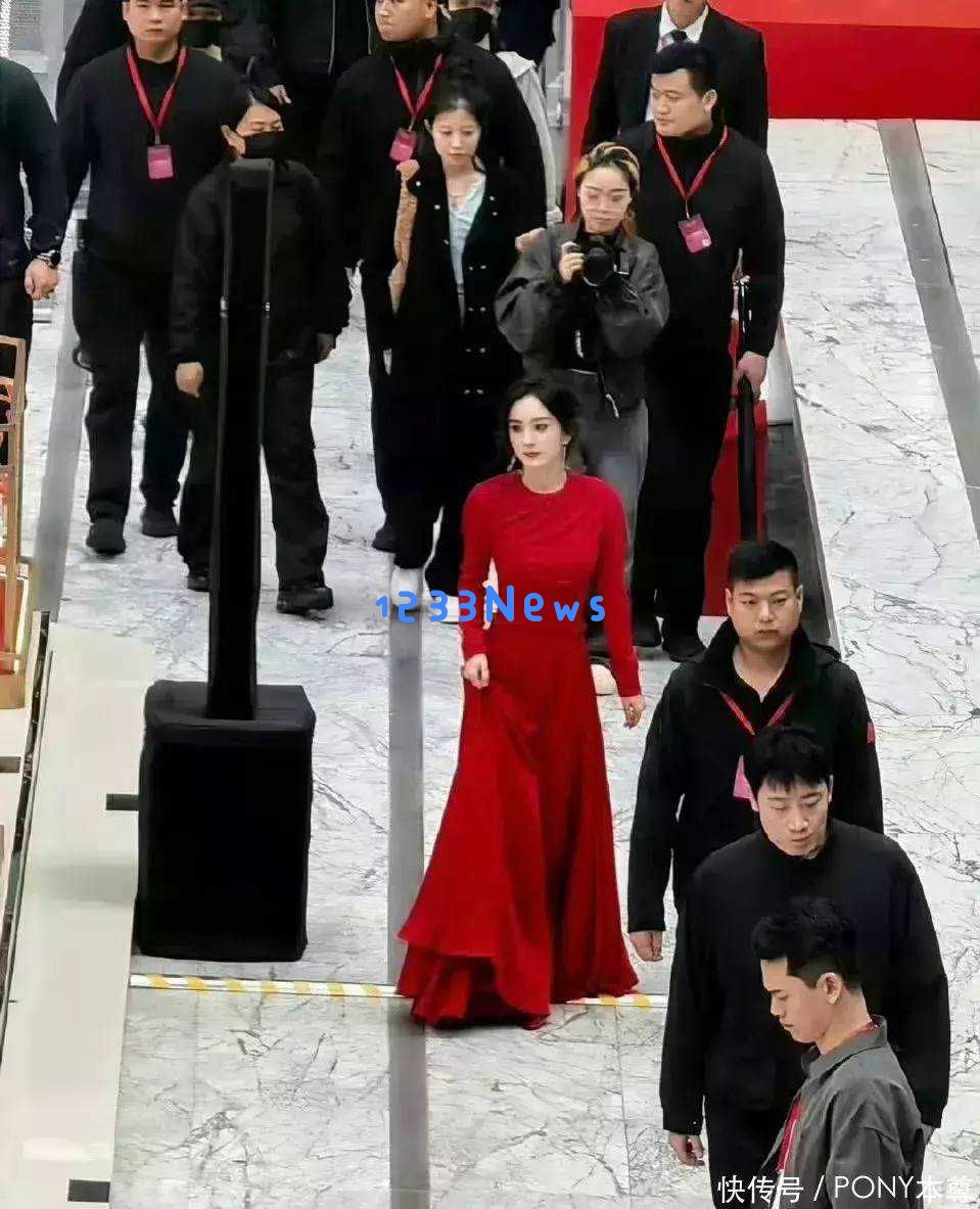 杨幂与赵丽颖活动现场照片引热议！一身红裙一身蓝裙，各有独特魅力展现