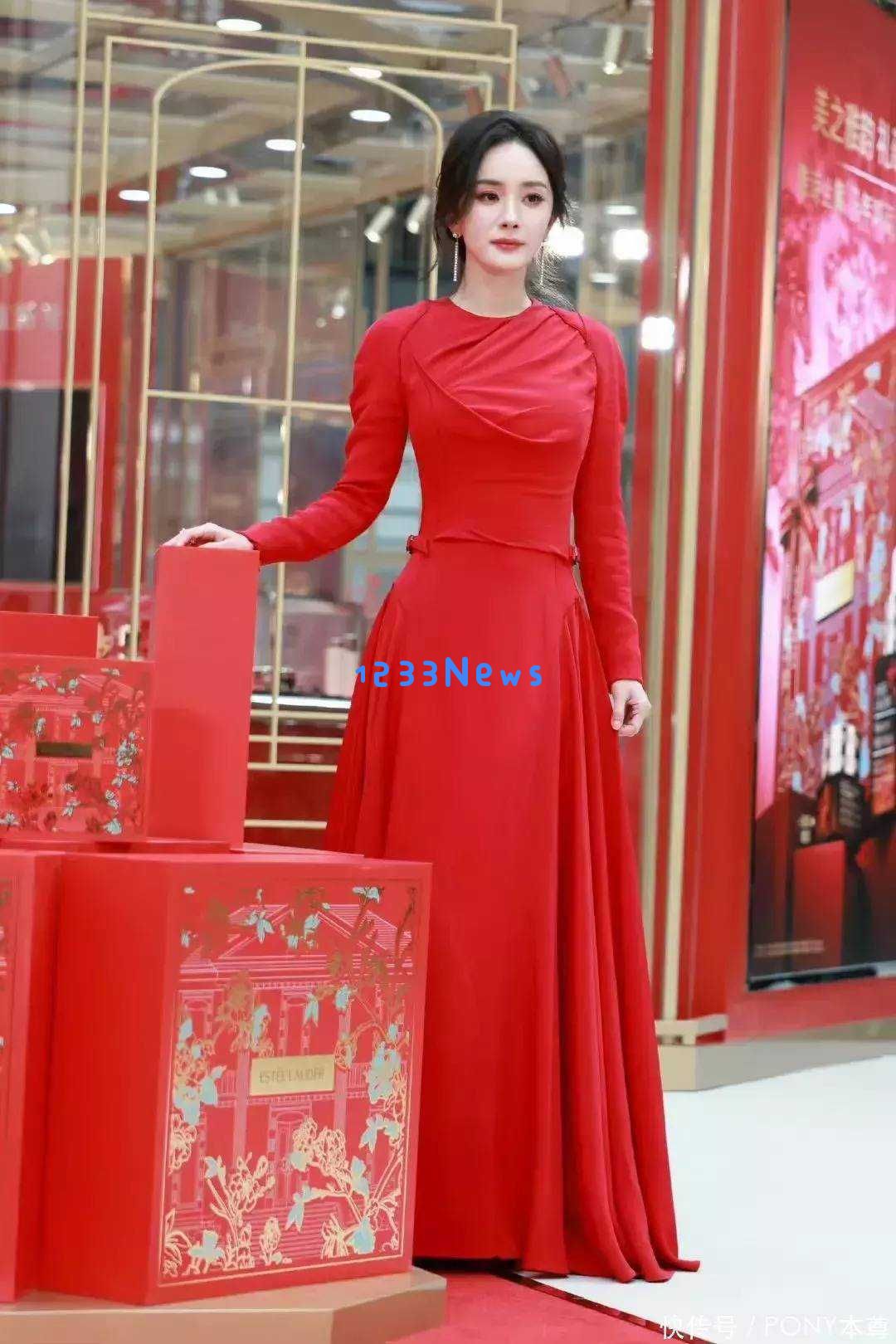 杨幂与赵丽颖活动现场照片引热议！一身红裙一身蓝裙，各有独特魅力展现