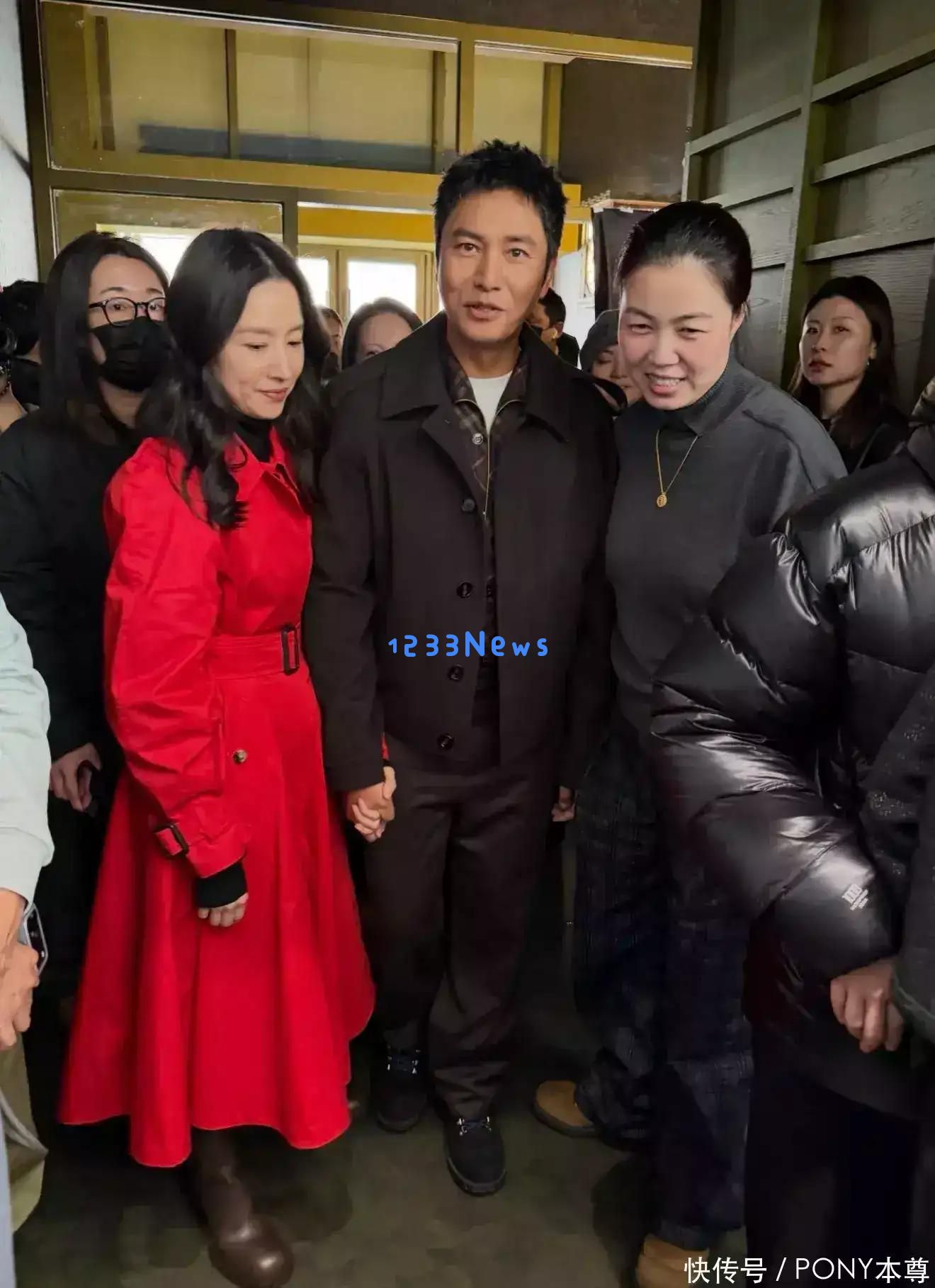 董洁与陈坤罕见同框亮相，红色风衣让他们气场全开，直播节目瞬间火爆引关注！