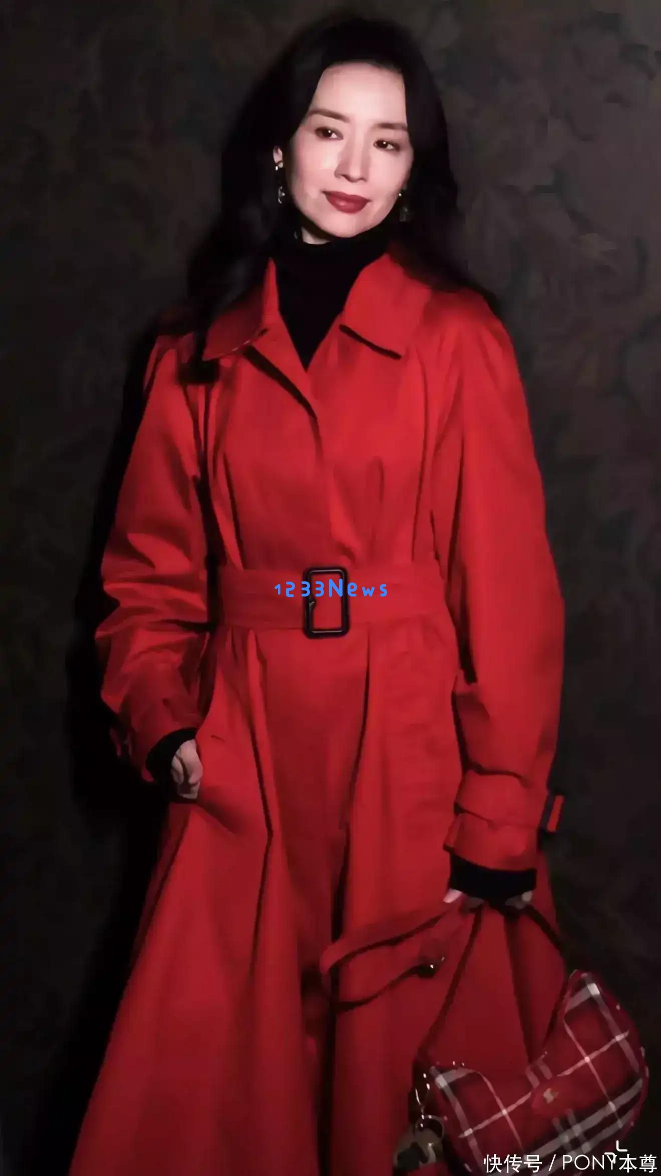 董洁与陈坤罕见同框亮相，红色风衣让他们气场全开，直播节目瞬间火爆引关注！