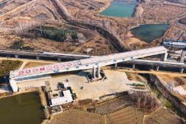 华东地区最大跨度高铁单T构梁成功完成1.7万吨“空中舞者”平稳转体作业