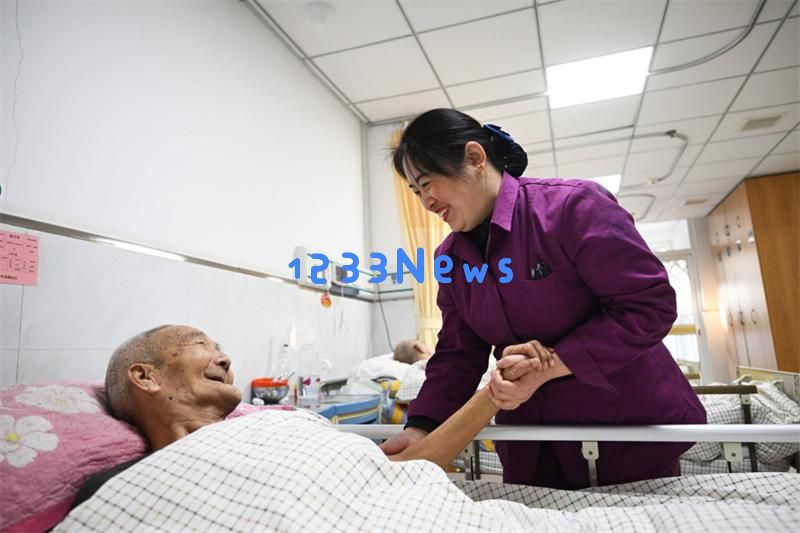 为无能为力的老年人撑起一把温暖的“伞”