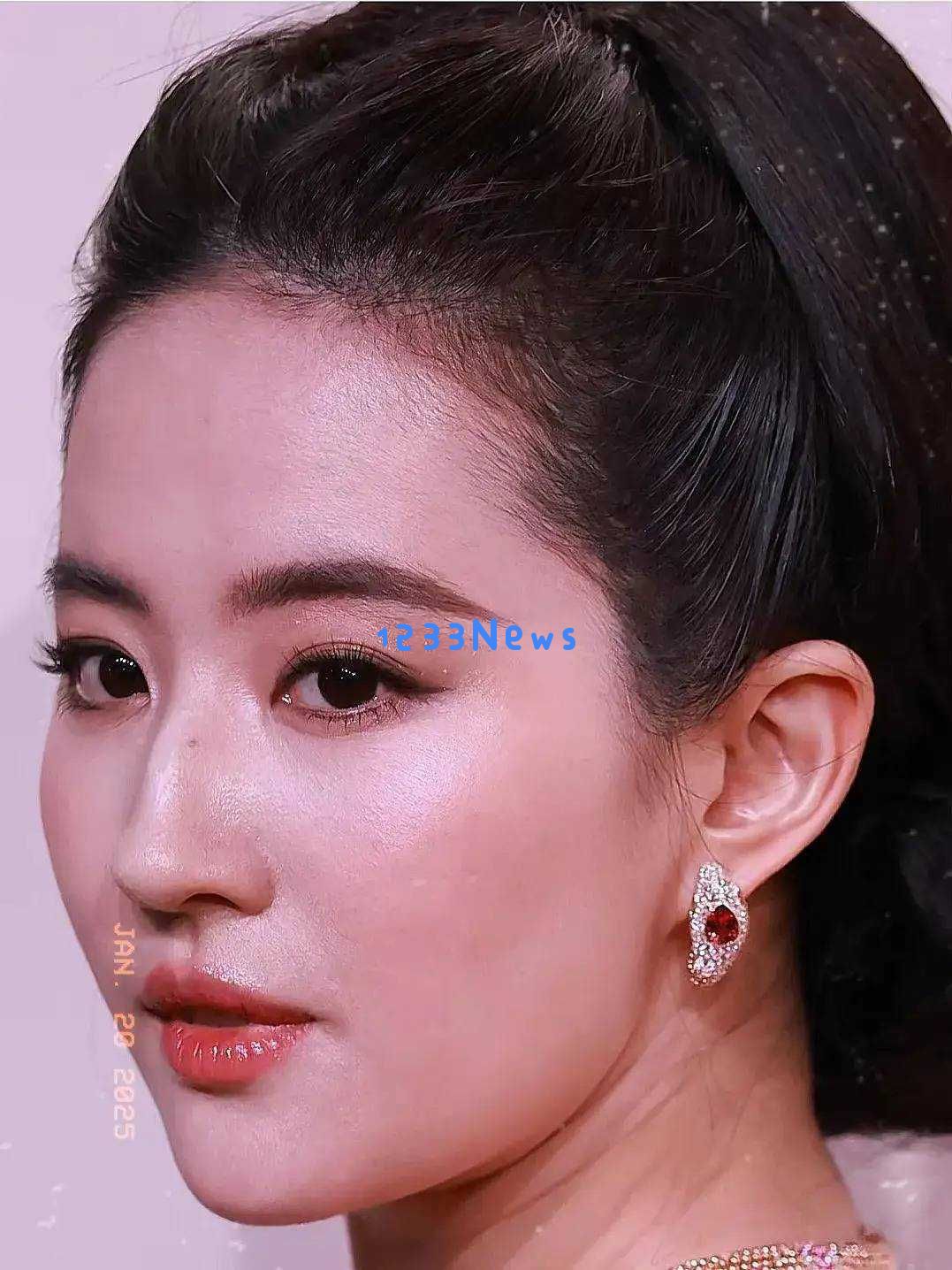 刘亦菲最新清晰照片曝光，素颜状态依旧惊艳，网友纷纷感叹岁月对她太过优待