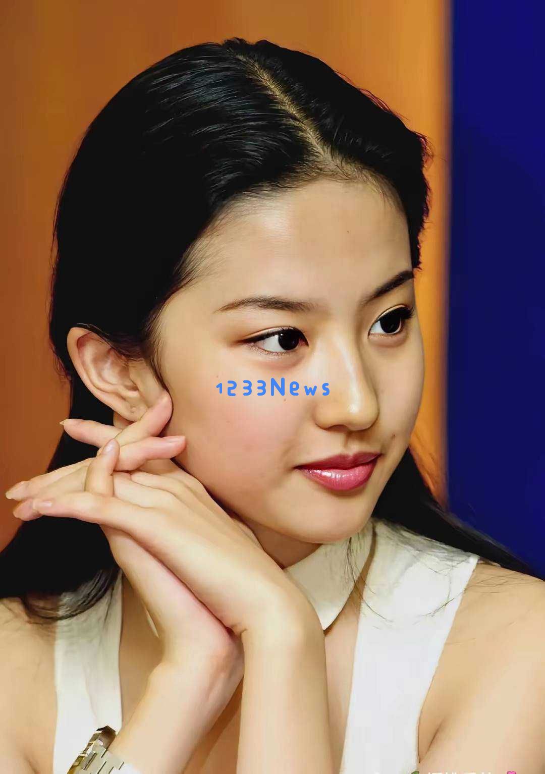 刘亦菲早年无滤镜照片被曝光，网友纷纷称赞她的颜值依然如昔，神仙姐姐从未改变