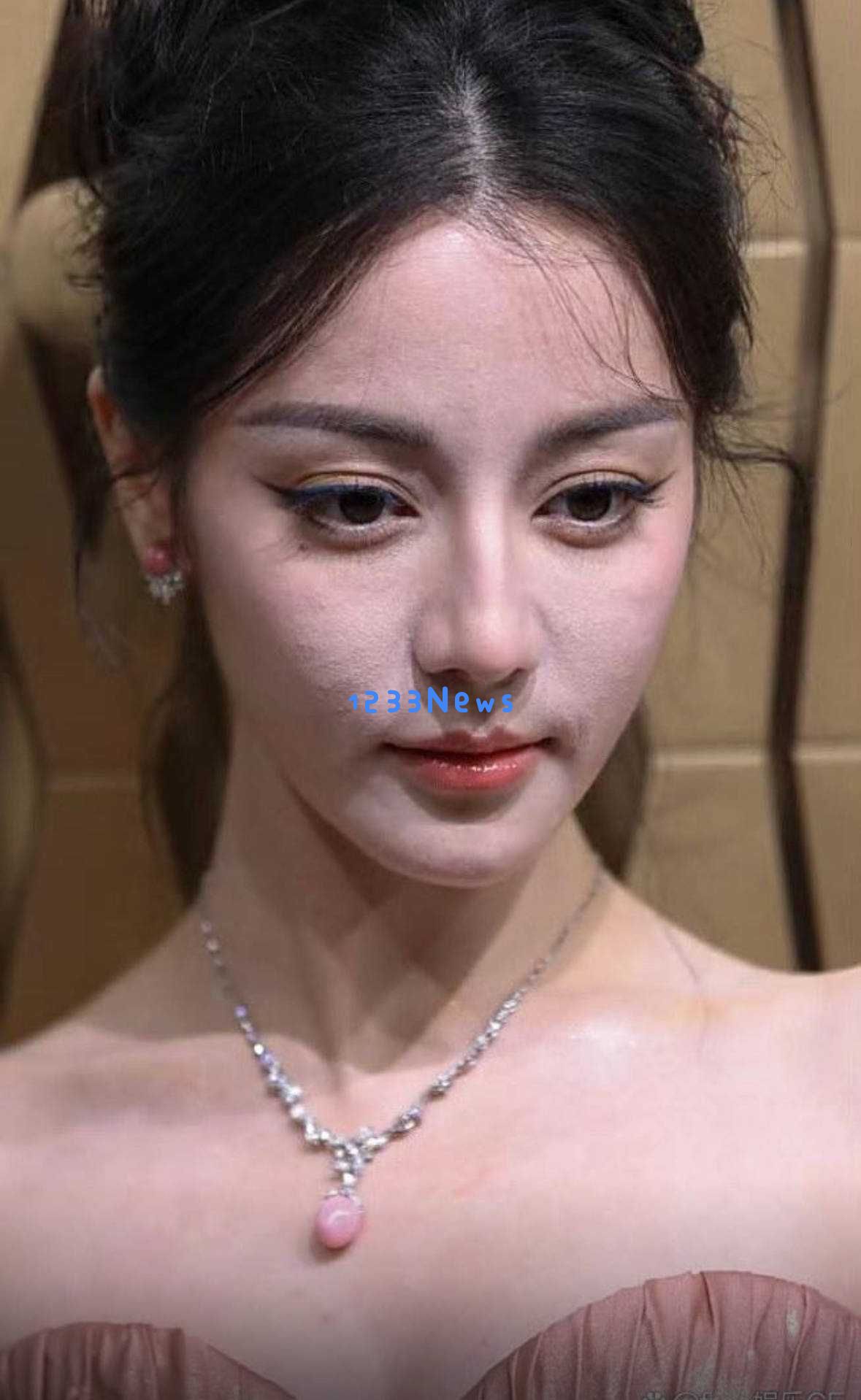 迪丽热巴无修图真实照片展现完美身材，网友纷纷称赞：这才是真正的新疆美女