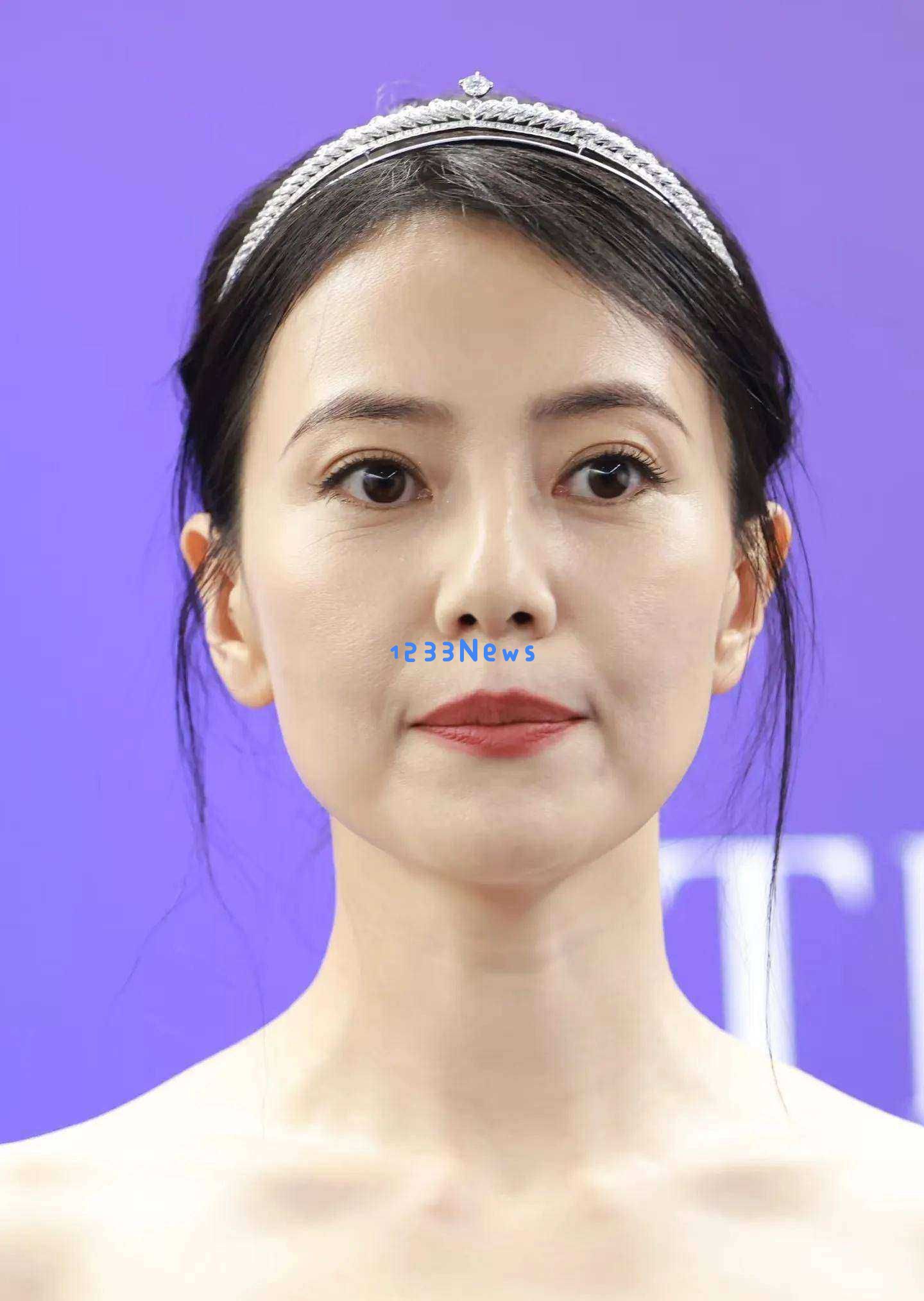 高圆圆素颜照片曝光，皮肤细纹清晰可见，网友感叹：岁月从未抹去她的美丽