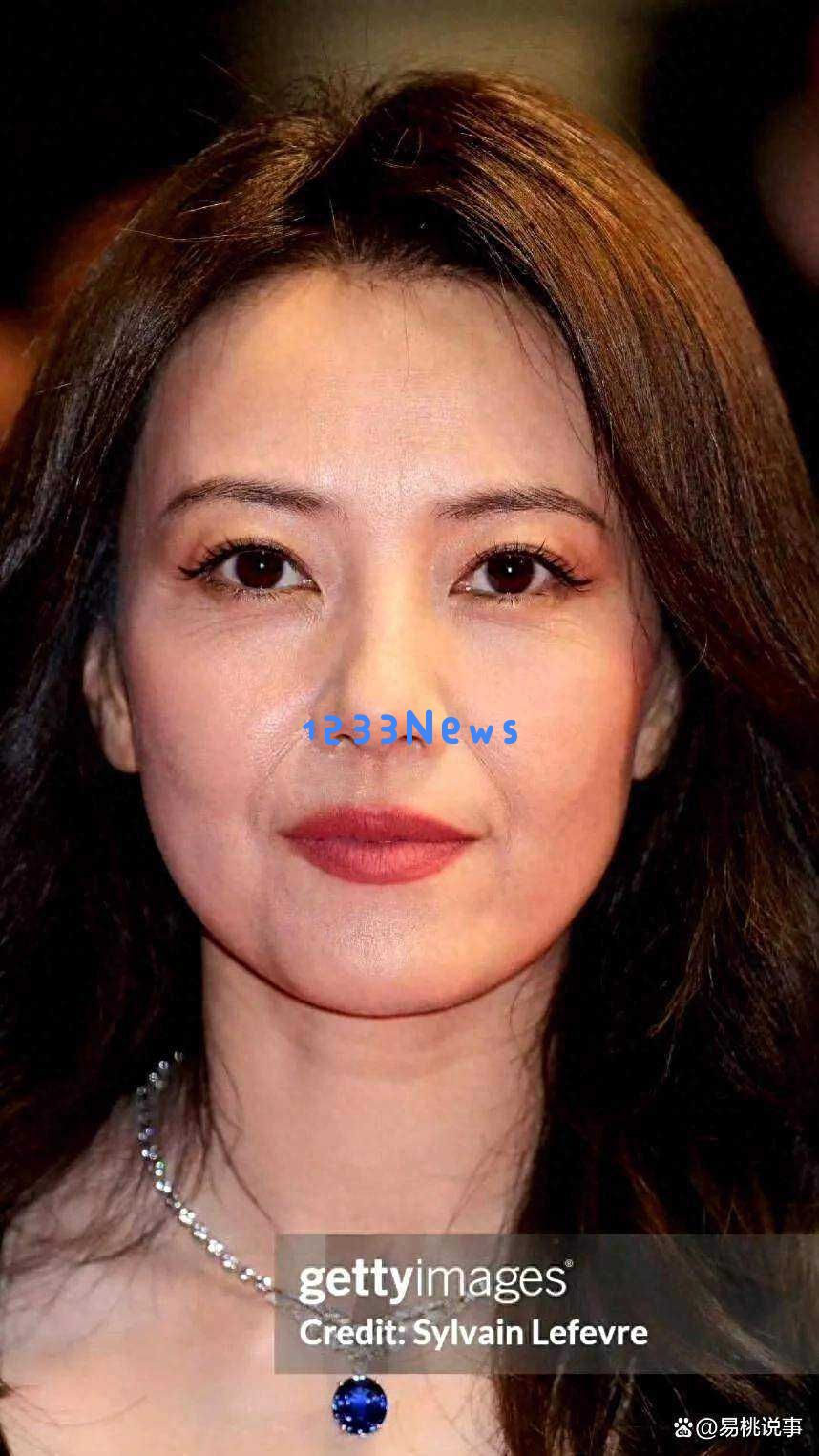 高圆圆素颜照片曝光，皮肤细纹清晰可见，网友感叹：岁月从未抹去她的美丽