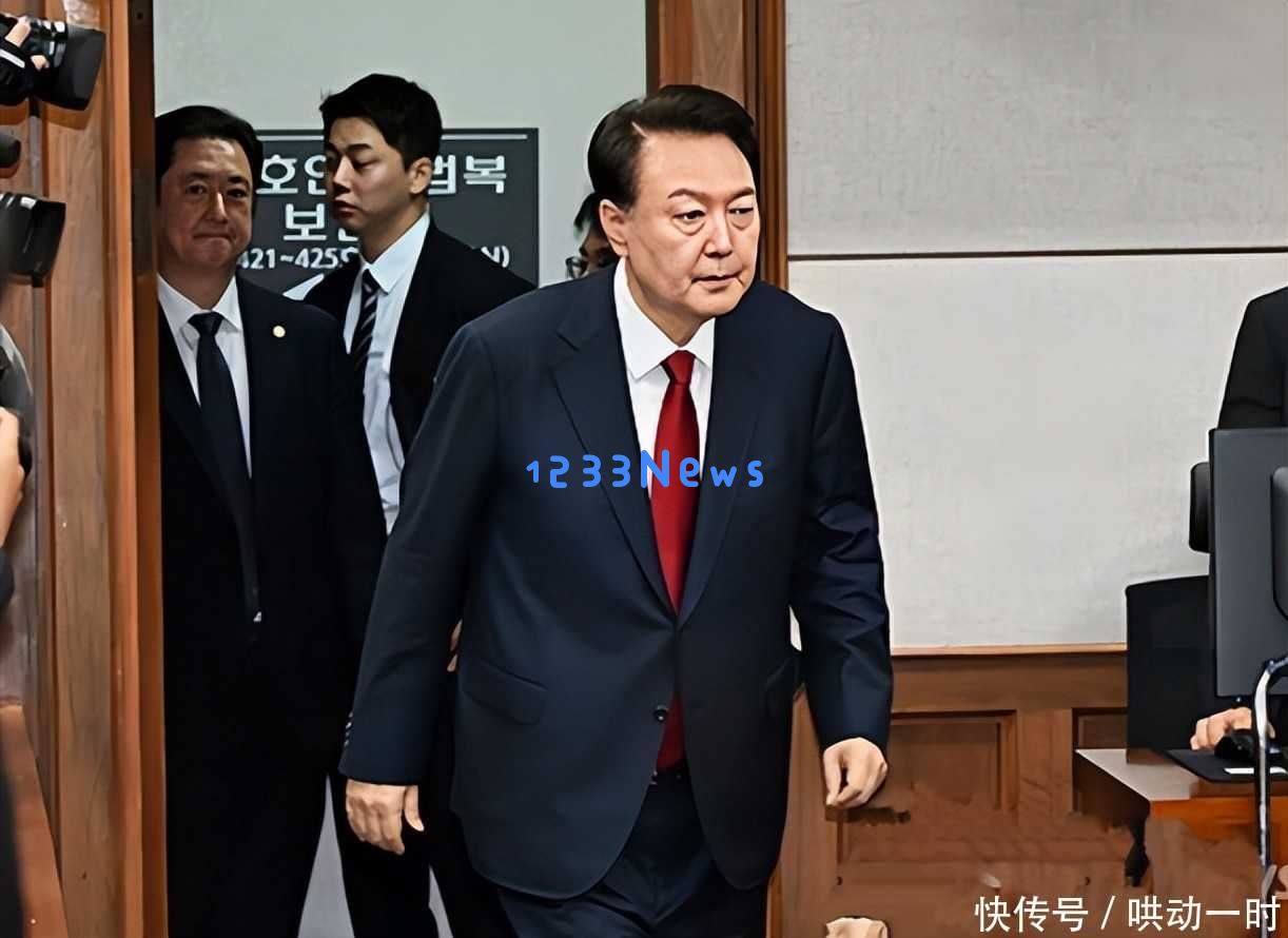 庭审现场尹锡悦情绪游走，笑容瞬间变怒斥检方：“滚出去”令人震惊