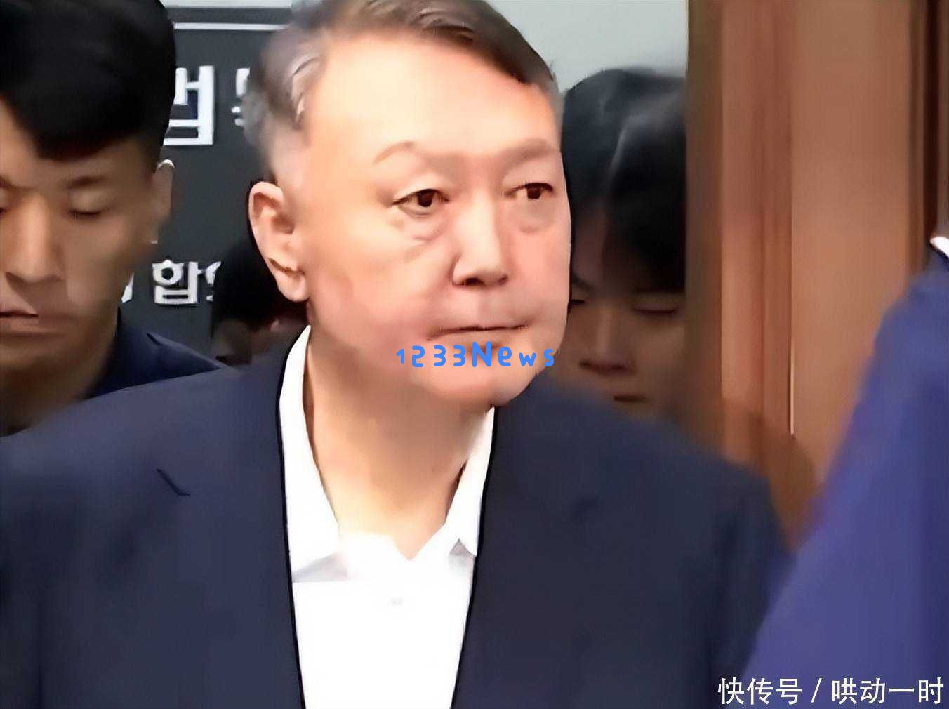 庭审现场尹锡悦情绪游走，笑容瞬间变怒斥检方：“滚出去”令人震惊