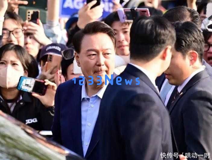 庭审现场尹锡悦情绪游走，笑容瞬间变怒斥检方：“滚出去”令人震惊