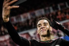 孔帕尼：穆西亚拉为球队注入了积极能量，融入团队是当前的首要任务