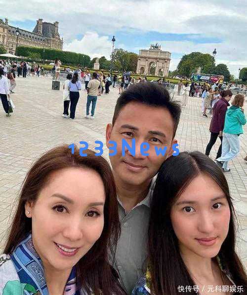 56岁郭可盈与女儿合影，气质远胜年轻一代，网友纷纷称赞：妈妈依旧是最美！