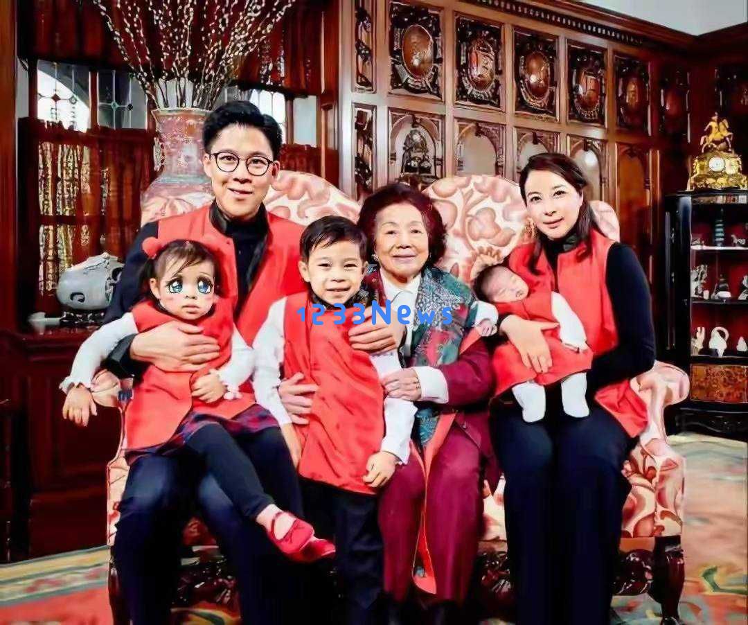 霍启刚携全家福公文包，郭晶晶素颜自然展现，豪门夫妻温馨生活令人动容