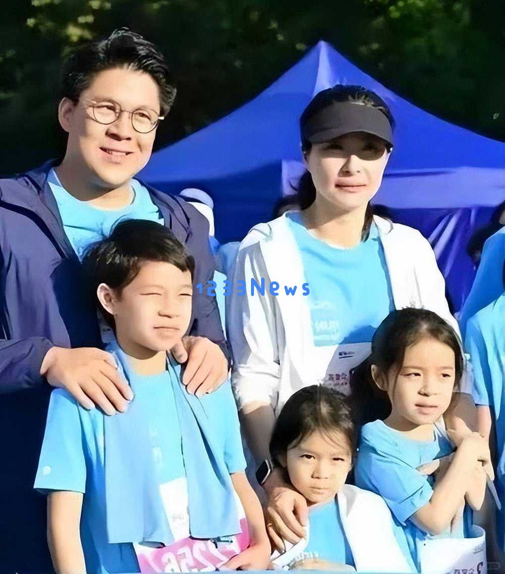 霍启刚携全家福公文包，郭晶晶素颜自然展现，豪门夫妻温馨生活令人动容