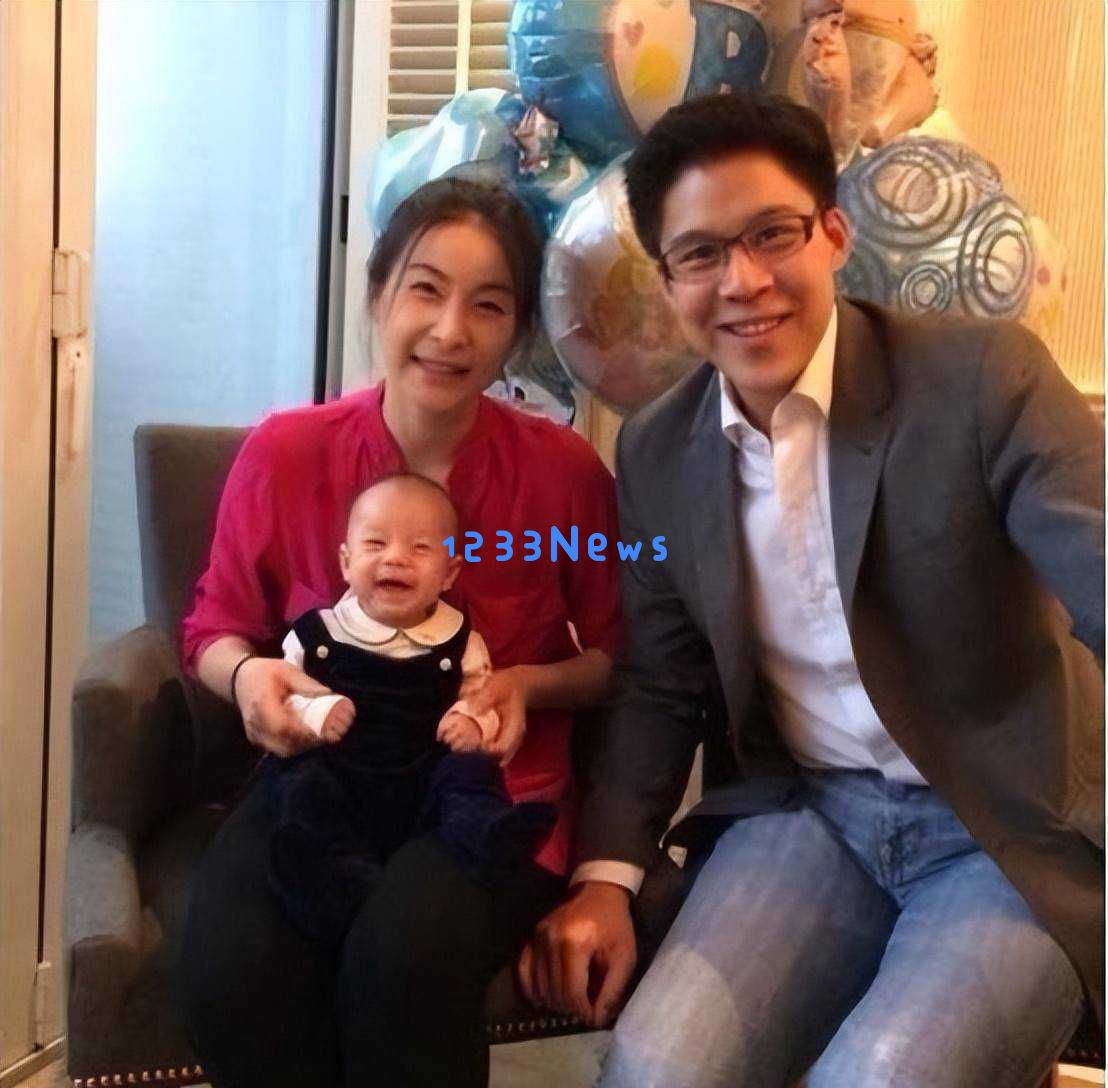 霍启刚携全家福公文包，郭晶晶素颜自然展现，豪门夫妻温馨生活令人动容