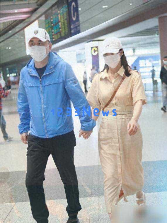 蒋勤勤与比自己年长5岁的陈建斌一起走机场，时尚又显瘦凸显了男方身材略显微胖