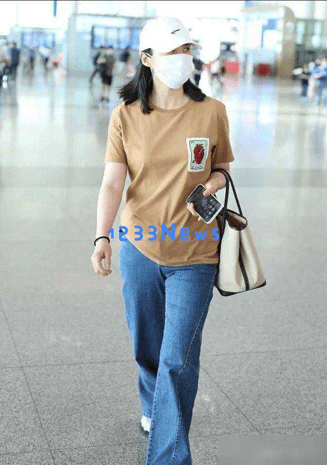 蒋勤勤与比自己年长5岁的陈建斌一起走机场，时尚又显瘦凸显了男方身材略显微胖