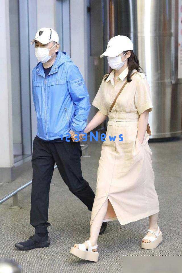 蒋勤勤与比自己年长5岁的陈建斌一起走机场，时尚又显瘦凸显了男方身材略显微胖