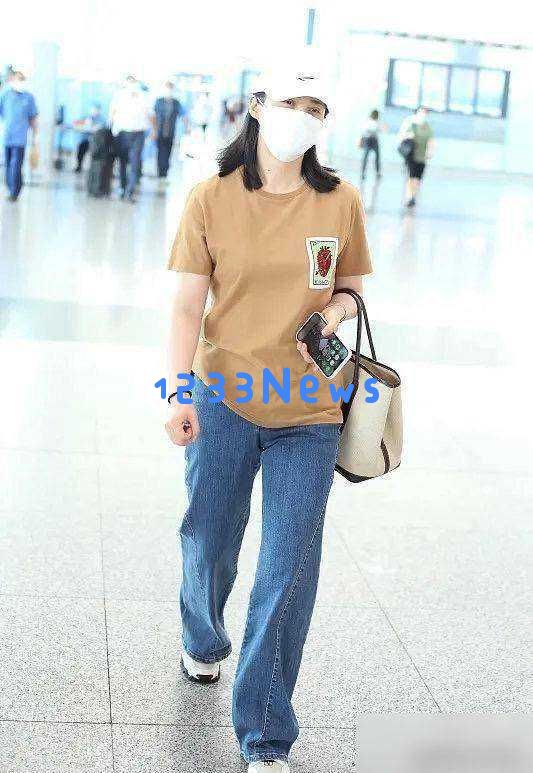 蒋勤勤与比自己年长5岁的陈建斌一起走机场，时尚又显瘦凸显了男方身材略显微胖