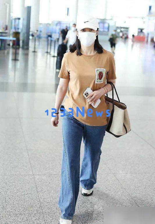 蒋勤勤与比自己年长5岁的陈建斌一起走机场，时尚又显瘦凸显了男方身材略显微胖
