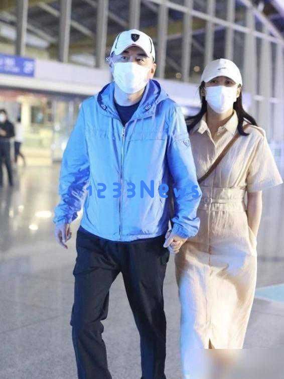 蒋勤勤与比自己年长5岁的陈建斌一起走机场，时尚又显瘦凸显了男方身材略显微胖