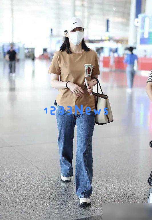 蒋勤勤与比自己年长5岁的陈建斌一起走机场，时尚又显瘦凸显了男方身材略显微胖