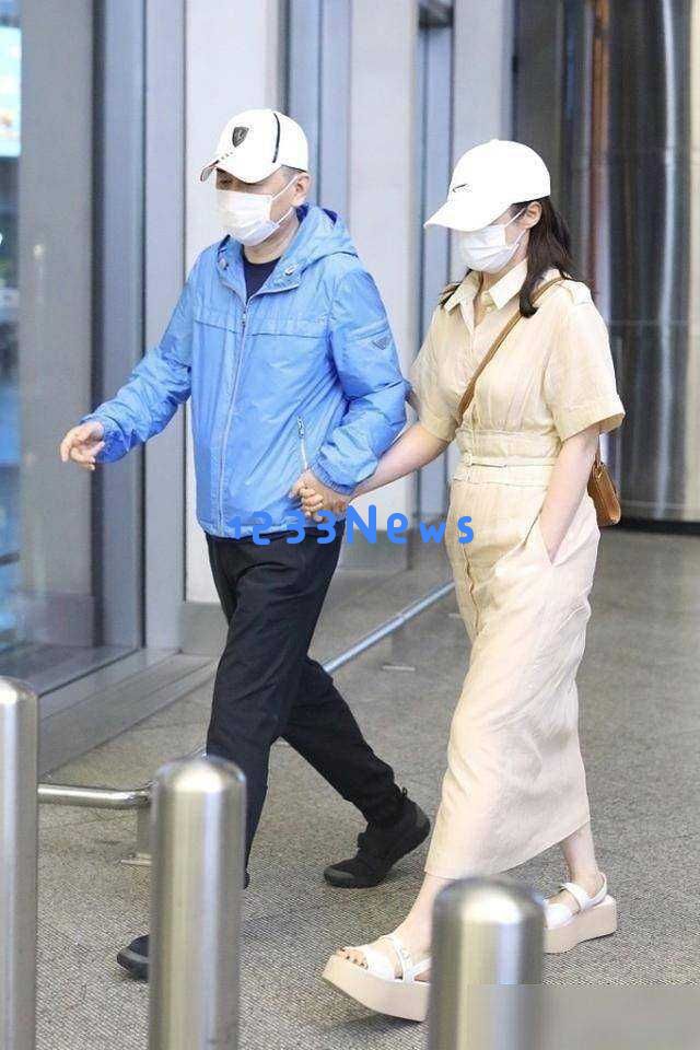 蒋勤勤与比自己年长5岁的陈建斌一起走机场，时尚又显瘦凸显了男方身材略显微胖