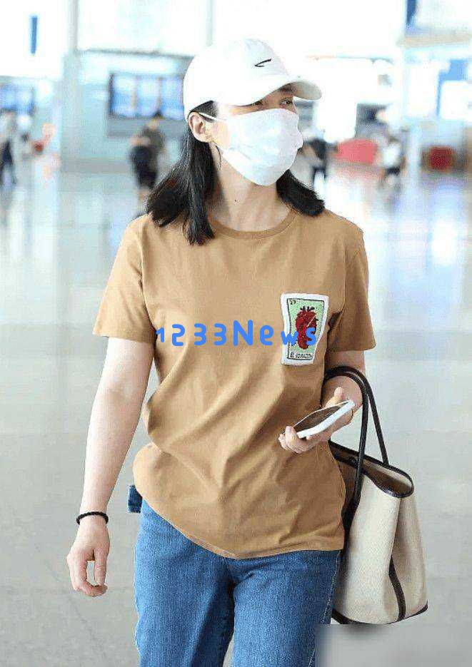 蒋勤勤与比自己年长5岁的陈建斌一起走机场，时尚又显瘦凸显了男方身材略显微胖