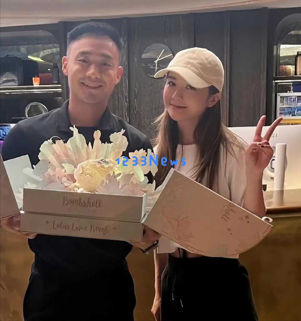 阿Sa勇敢认爱与小10岁男友，毫不掩饰，删除“绯闻”二字，甜蜜感人