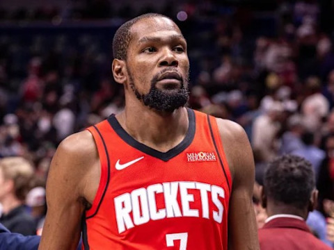 本赛季杜兰特在出战40分钟以上的8场比赛中仅取得2胜6负的惨败战绩