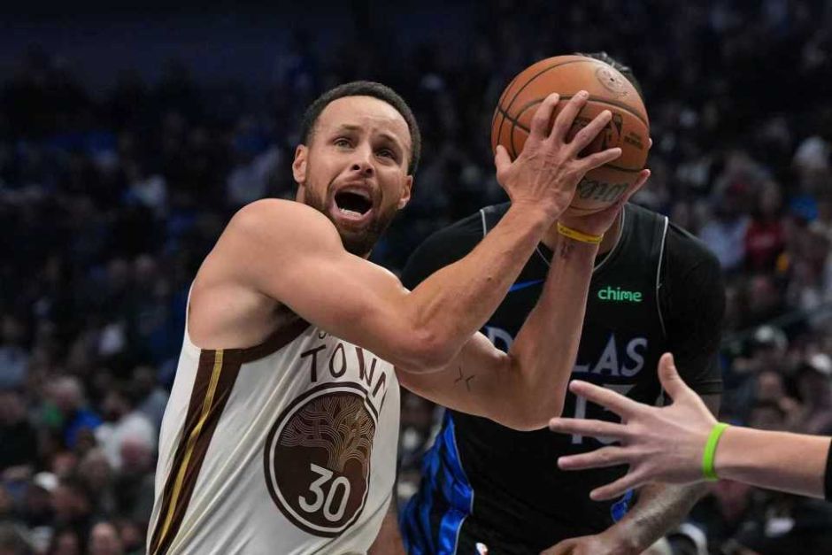 巴特勒缺阵勇士连遭败绩：库里独砍38分却难挡末节崩溃急需进行交易调整