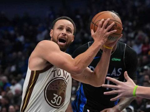 巴特勒缺阵勇士连遭败绩：库里独砍38分却难挡末节崩溃急需进行交易调整