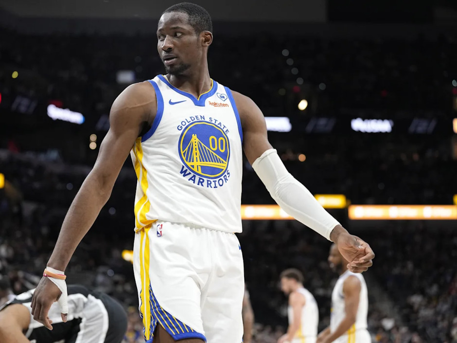 今日比赛突遭伤退！库明加成功回归轮换阵容，最近两场累积出场30分钟贡献30分